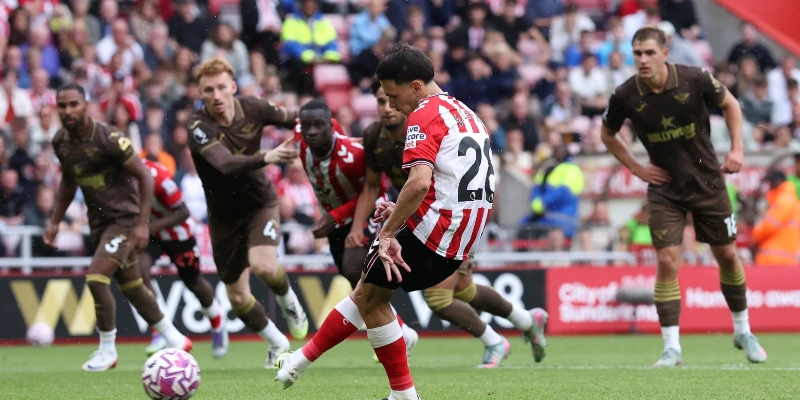 Sunderland ra sân với đội hình phòng ngự quen thuộc